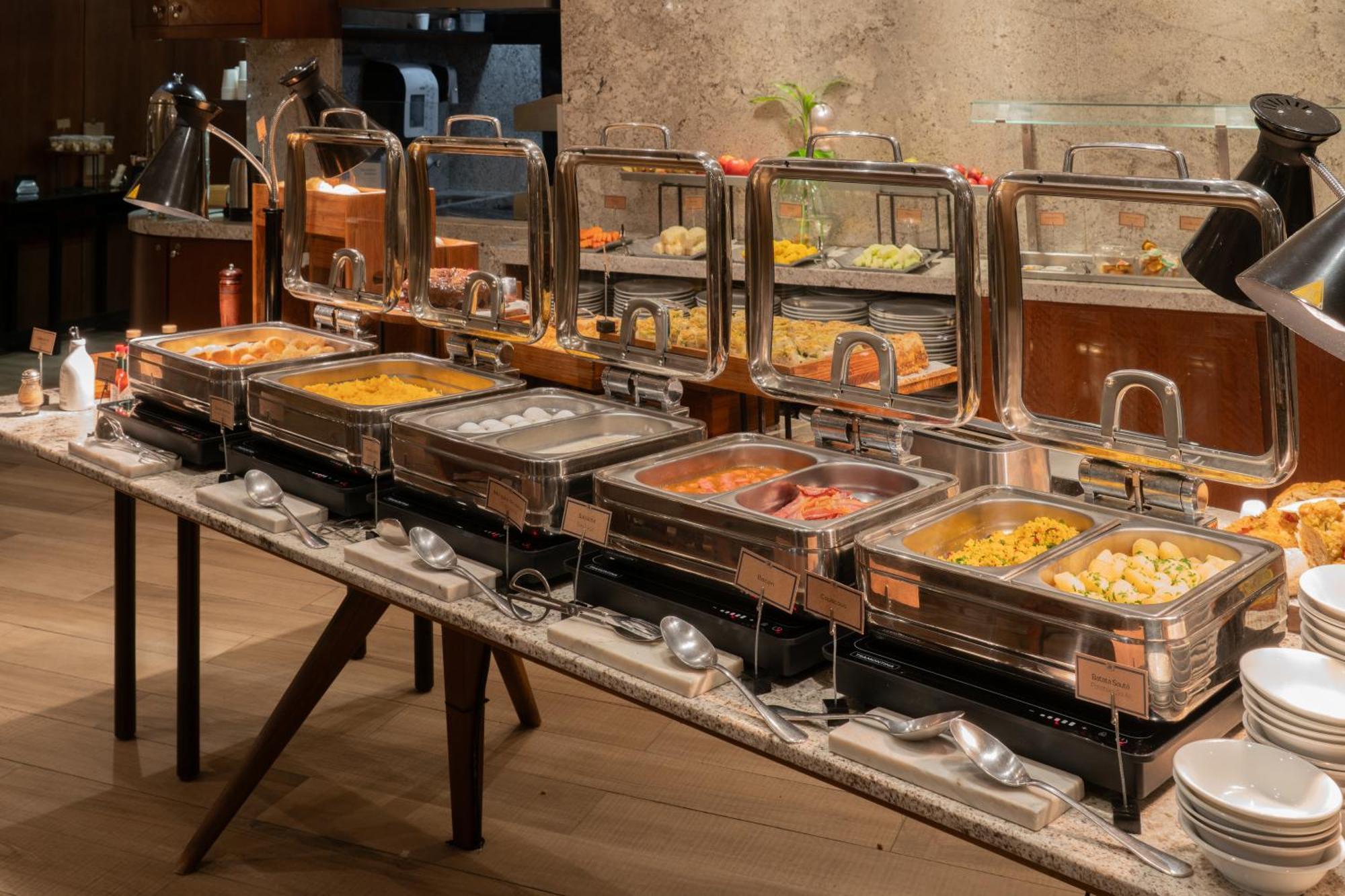 Hilton Porto Alegre, Brazil Hotel Exterior photo A chafing dish buffet